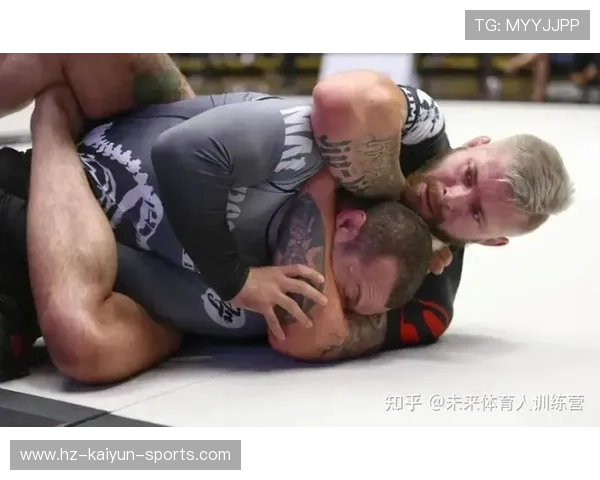 UFC 教练怒踢凳子