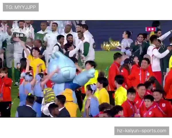 华大男篮迎战澳门黑熊：吉祥物“龙仔”完美诠释“永不言弃”